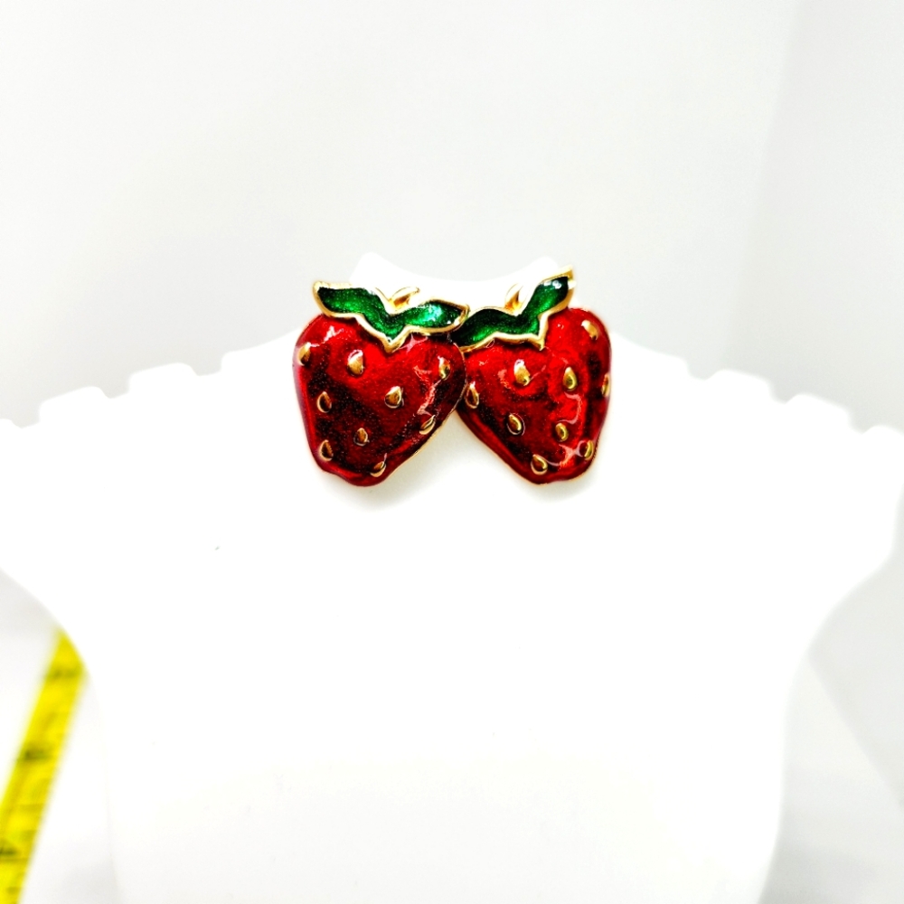 Vintage Avon Enamel Gold Tone Very Berry Strawberry Pierced Earrings 80s 90s